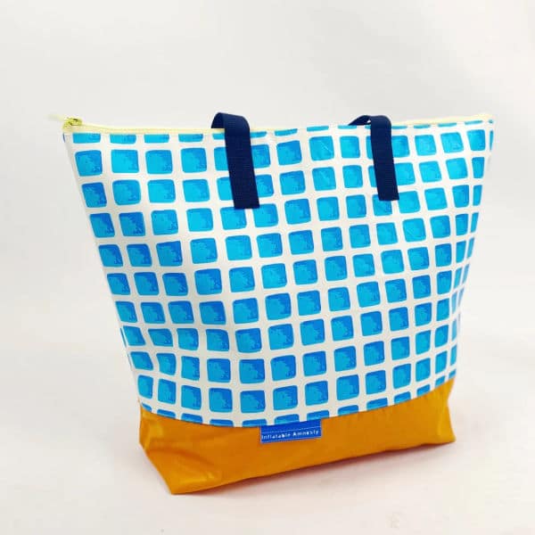 Tote bag made from a recycling paddling pool