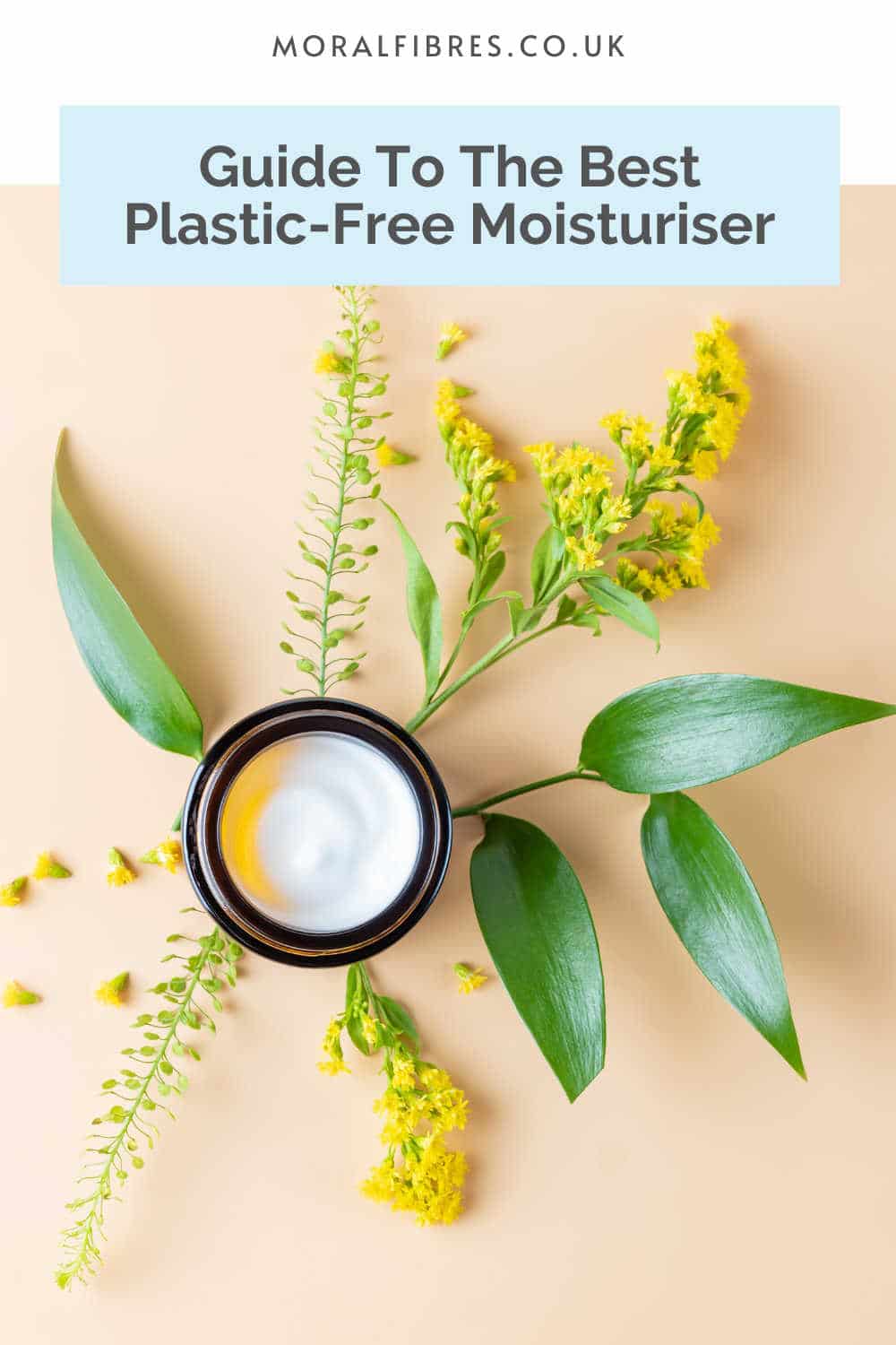 Glass jar of face cream on a peach background with a blue text box that reads guide to the best plastic-free moisturiser